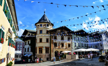 Marktplatz Berchtesgaden mit Marktbrunnen und Hirschenhaus