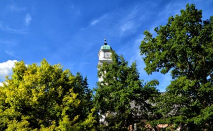 Der Turm der Pfarrkirche St. Andreas