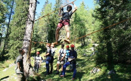 Die jungen Teilnehmer versuchen sich am Seilsteg.