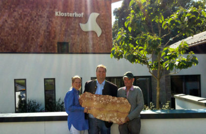 Familie Färber mit Hans Meisl mit dem Fundstück vor dem Klosterhof