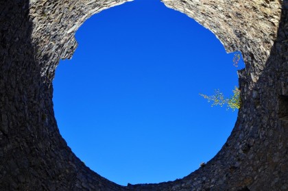 Blick zum Himmel durch den Turm der Burgruine