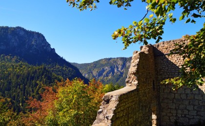 Herbst an der Burgruine Karlstein