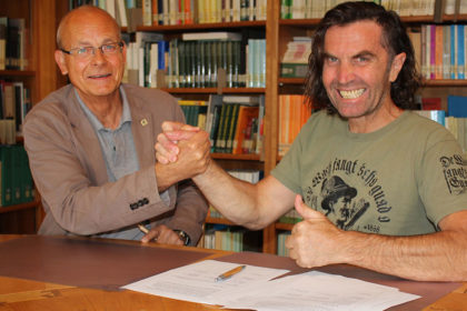 Prominenter Unterstützer des neuen Kletterkonzepts ist Thomas Huber (r.) von den „Huberbuam“. Er unterzeichnete das Papier gemeinsam mit Nationalparkleiter Dr. Michael Vogel.