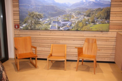Holzstühle für die Touristinfo