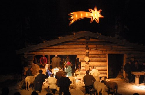 Der „Stern von Bethlehem“ leuchtet den Laiendarstellern und ihren Tieren in der Reithalle der Hochstaufen-Kaserne.