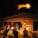 Der „Stern von Bethlehem“ leuchtet den Laiendarstellern und ihren Tieren in der Reithalle der Hochstaufen-Kaserne.