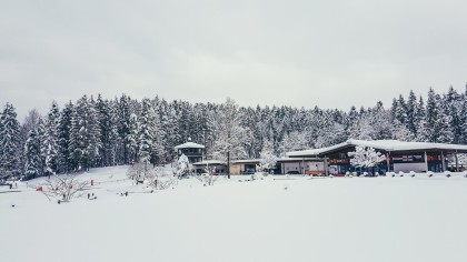 Der Aschauerweiher: Im Sommer Naturbad, im Winter Langlaufzentrum