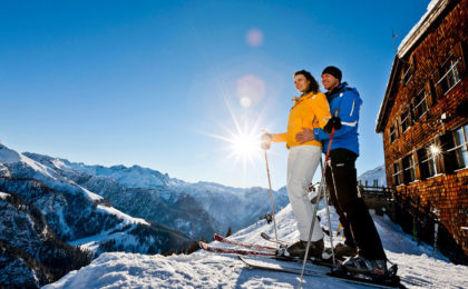 Skifahrer an der Bergstation des Jenners