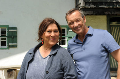 "Lena Lorenz - Lebenstraum": Eva Lorenz (Eva Mattes) und Vinz Huber (Michael Roll) vor Evas Wohnhaus, sichtlich gut gelaunt © ZDF | Kerstin Stelter