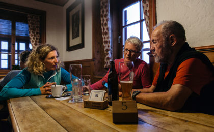 Nina Schlesener (links) in der Stube vom Watzmannhaus © Klaus Fengler