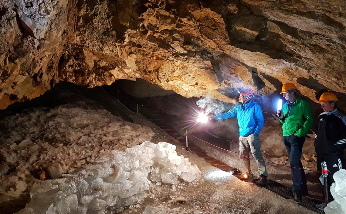 Eishöhle unter Wasser