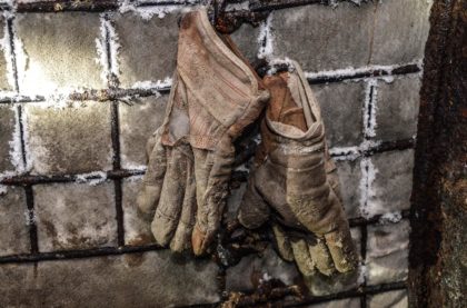 Ein passr Handschuhe hängen verloren in den Stollen