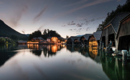 Abendruhe an den Bootsaragen am Königssee