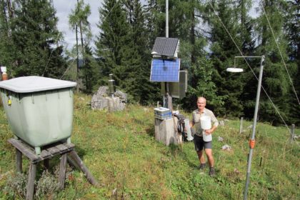Seit 1991 betreut Nationalpark-Mitarbeiter Stefan Donath die Waldklimastation am Watzmann im Nationalpark Berchtesgaden.