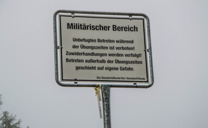 Hinweisschild am Eingang zum Gebirgsübungsplatz der Bundeswehr