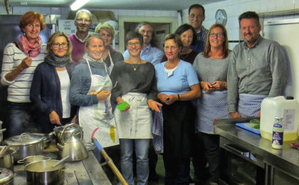 Die Teilnehmern des Kochkurses in der Küche von Gertraud Gafus. Hier wird noch auf dem Holzofen gekocht.
