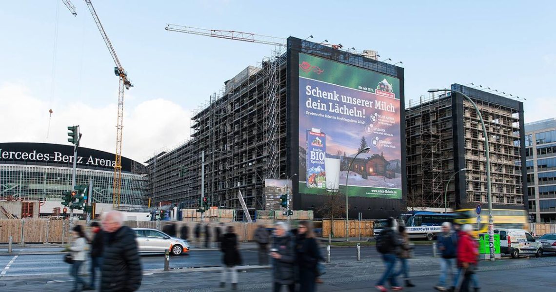 Plakat der Bergbauernmilch an der Mercedes Benz Arena in Berlin