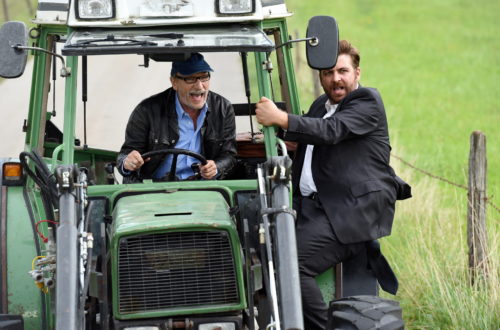 Max Althammer (Franz Xaver Kroetz, l.) freut sich, dass Sepp Brenner (Franz Josef Strohmeier, r.) ihn mit seinem Traktor fahren lässt © ZDF | Guenther Reisp