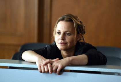 Aufmerksam beobachtet Frieda Mirko (Maria Simon) den Prozess © ZDF und Guenther Reisp