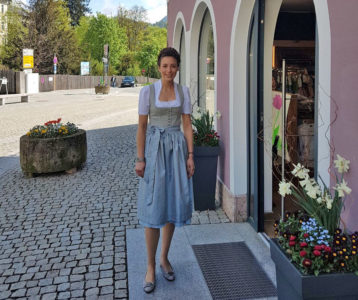 Julia mit Dirndl und Bauernzopf vorm Lederhosen Aigner in Berchtesgaden