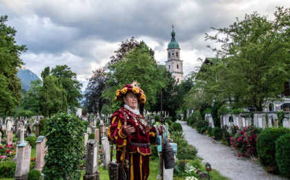 Nachtwächterin Anna Glossner führt über den alten Friedhof Berchtesgaden
