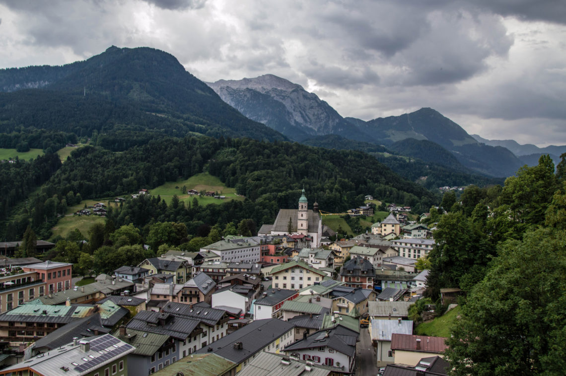 Blick von der Reichenbach-Nische am Soleleitungssteg über Berchtesgaden