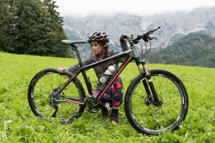Julia Obermeier (Liane Forestieri) ist immer schon früh morgens auf ihrem Bike unterwegs © ZDF | Susanne Bernhard