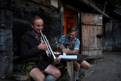 Lukas und Max beim abendlichen Musizieren © Tangram International GmbH