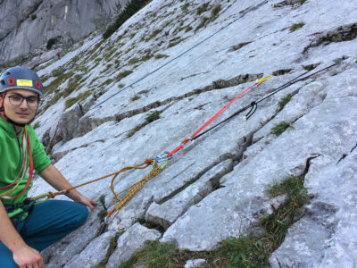 Andreas Schatzl von der Bergwacht Marquartstein hat sich dem diesjährigen Eignungstest der Bergwacht am Hochkalter-Blaueis erfolgreich gestellt und beginnt nun seine Ausbildung zur aktiven Einsatzkraft. © BRK BGL