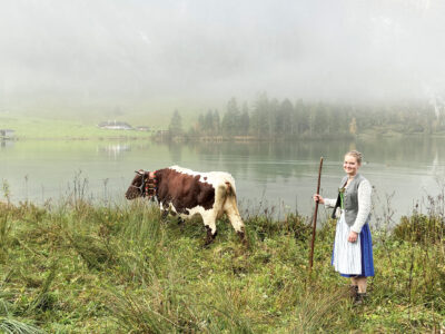 Sennerin Franzi beim Kuh hüten an der Saletalm