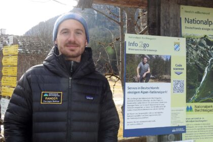 Analog und Digital: Ranger Matthias Obermeyer und eine "Info2go" Tafel im Klausbachtal