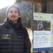 Analog und Digital: Ranger Matthias Obermeyer und eine "Info2go" Tafel im Klausbachtal