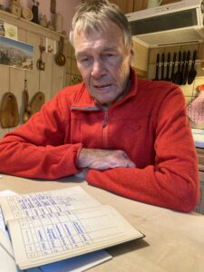 Der 82jährige Paul Lenk zeigt sein Tourenbuch.Gerne macht er heute noch kleine geführte Wanderungen. Im Winter lädt er im Namen der Tourist-Information Ramsau wöchentlich zur Fackelwanderung rund um den Hintersee.